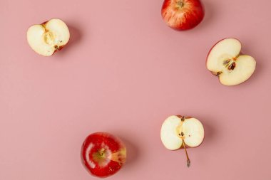 Yeşil kırmızı elma, yarım elma ve pembe arka planda çeyrek elma. Üst düzey, sağlıklı gıda konsepti. Üst Manzara. Yüksek kalite fotoğraf