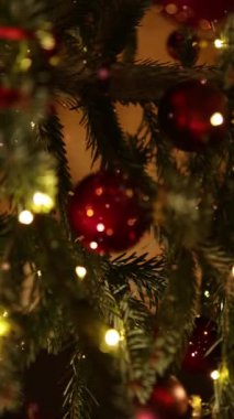 Kırmızı Topları ve Yıldızları olan Noel Ağacı. Kış Tatil Arkaplanı. Yüksek kalite 4k görüntü