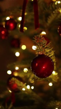 Kırmızı Topları ve Yıldızları olan Noel Ağacı. Kış Tatil Arkaplanı. Yüksek kalite 4k görüntü