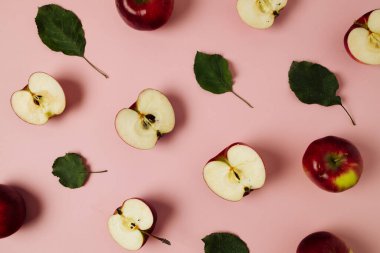 Yeşil kırmızı elma, yarım elma ve pembe arka planda çeyrek elma. Üst düzey, sağlıklı gıda konsepti. Üst Manzara. Yüksek kalite fotoğraf
