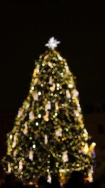 Noel ışıkları ve çelenklerle süslenmiş Noel ağacı, çözülmüş Noel arkaplanı 4K video görüntüleri. Yüksek kalite 4k görüntü