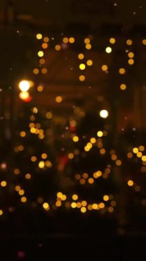 Bokeh Şehir Işıkları ve Dekorasyonları - Noel Gecesi, Renkli Bulanık Işıklar, Tatil Efekti, Açık Şehir Kutlaması, Parlak Işıklar ve Dekorasyonlar, Noel Atmosferi. Yüksek kalite 4k