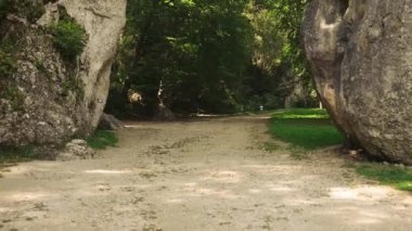 Köylü Ojcowski parkındaki güzel dağ manzarasının panoramik manzarası