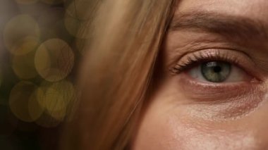 Neşeli, gülümseyen, poz veren genç bir kadın. Kameraya bak. Sade pastel bej arka planda göz kırp. Noel tatili kavramı 