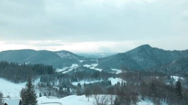 Slovakya 'daki Pieniny Ulusal Parkı' nın vadilerinde sisli bir sabah. Yüksek kaliteli FullHD görüntüler