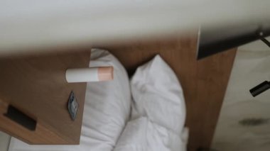 Komodinin çekmecesindeki şişeye kondom ve jöle koy. Yüksek kaliteli FullHD görüntüler