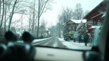 Karlı kış yollarında araba sürüyor. Karda yol manzarası... Karlı orman yolunda araba sürmek güzel. Kış tatiline giderken karda yol manzarası. Avrupa doğa manzarası gezisi