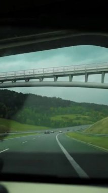 Arabaların dikiz aynasındaki dağların penceresinden bak. Kişisel araba ve konsept ile seyahat.