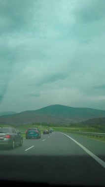 Peyzaj 'daki Araba Tarafı Aynası Çölü ve Gün Doğarken Hareket Eden Bir Arabanın İçindeki Dağlar. Yüksek kaliteli FullHD görüntüler