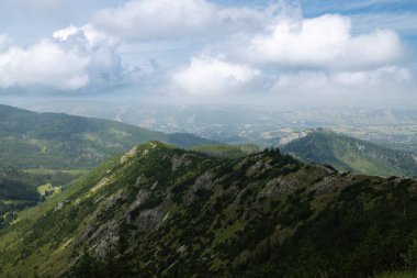 Polonya 'nın güzel kırsal kesiminin manzarası. Güneşli bir öğleden sonra. Dağlardaki harika bahar manzarası. Otlak arazisi ve yuvarlanan tepeler. Kırsal alan. Yüksek kalite fotoğraf