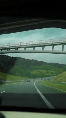 Yükselen kar yığınlarıyla çevrili boş kış yolu karlı dağa çıkıyor. Ağaçlar ve yollar taze karla kaplı. Bu da Polonya 'daki Pieniny Dağları' nda toz sürmek için harika bir gün vadediyor.