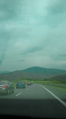 Yükselen kar yığınlarıyla çevrili boş kış yolu karlı dağa çıkıyor. Ağaçlar ve yollar taze karla kaplı. Bu da Polonya 'daki Pieniny Dağları' nda toz sürmek için harika bir gün vadediyor.