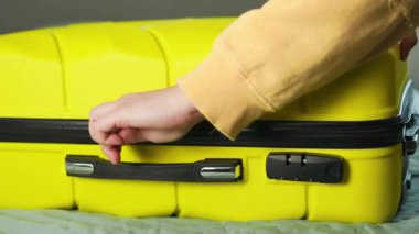 Seyahat bavulu, yatak odası ve Avrupa tatili, tatil veya macera turist seyahati için eşyalarını toplayan kadınların elleri. Misafirperverlik, otel yatağı ve bavullu fotoğrafçı. 