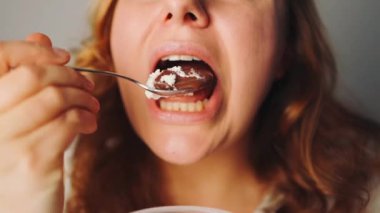 Çikolatalı puding yiyen güzel bir kadının yüksek kalite FullHD görüntüsü.