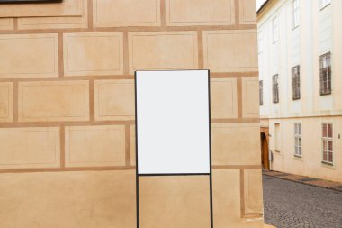 Park girişindeki boş siyah sokak reklam panosunun siyah çerçeveli, kare reklam panosunun modeli. Yüksek kalite fotoğraf