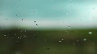 Yükselen kar yığınlarıyla çevrili boş kış yolu karlı dağa çıkıyor. Ağaçlar ve yollar taze karla kaplı. Bu da Polonya 'daki Pieniny Dağları' nda toz sürmek için harika bir gün vadediyor.
