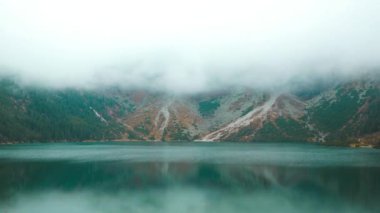Tatra Ulusal Parkı, Polonya. Ünlü Dağlar Morskie Oko Gölü ya da Deniz Gözü Gölü Yaz Sabahı. Bulutlara yaklaşıyoruz ve High Tatras 'ta Morskie Oko üzerinde hava değişiyor. Yüksek kalite FullHD