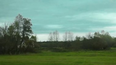 Yükselen kar yığınlarıyla çevrili boş kış yolu karlı dağa çıkıyor. Ağaçlar ve yollar taze karla kaplı. Bu da Polonya 'daki Pieniny Dağları' nda toz sürmek için harika bir gün vadediyor.