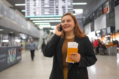 Kafkas gezgin kadın portresi bilet hazır. Yolculuğun keyfini çıkarın. Havaalanı terminalinden giriş kapısına doğru yürüyün. Çekici güzel bayan turist yurtdışına gitmek için heyecanlı.