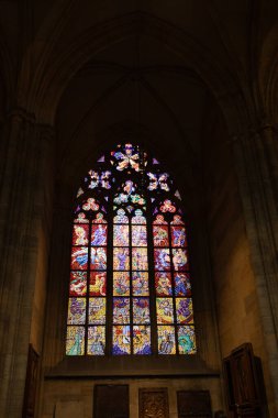 Diriliş Işığı: Çek Cumhuriyeti 'nin Prag kentindeki eski binaların lekeli Paskalya Penceresi. Yüksek kalite fotoğraf