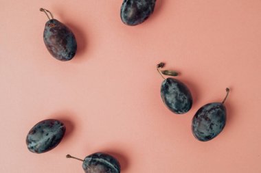 İzole edilmiş pastel pembe arka planda tüm eriklerin üst manzara fotoğrafı. Yüksek kalite fotoğraf