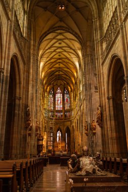İçerideki Gotik Katedralin içi. Çek Cumhuriyeti, Prag 'a ışık ışınlarının nüfuz ettiği oymalı minber, boyalı cam pencereler. Yüksek kalite fotoğraf