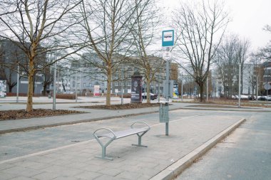 Yağmurlu bir günde boş otobüs durağı kompleksi. Yüksek kalite fotoğraf