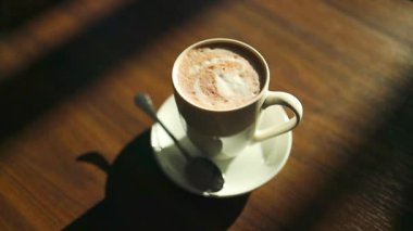 Masadaki seramik bardakta sıcak çikolata yakın plan. Sonbahar ya da kış sıcacık hayat. Yüksek kaliteli FullHD görüntüler