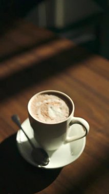 Masadaki seramik bardakta sıcak çikolata yakın plan. Sonbahar ya da kış sıcacık hayat. Yüksek kaliteli FullHD görüntüler