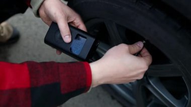 Mekanik şişirme lastiğini kapatın ve hava basıncını gösterge ile kontrol edin 