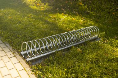 Çim tarlasında metal bisiklet parkı. Yüksek kalite fotoğraf