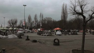 Krakow, Polonya, 26 Ocak 2025: Sürüklenme yarışması sırasında araba dumanla sürükleniyor, Sürüklenme Şampiyonası Sahnesi. Yüksek kaliteli FullHD görüntüler