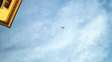 Şehirdeki binalar arasında uçan bir helikopter. Yüksek kaliteli FullHD görüntüler