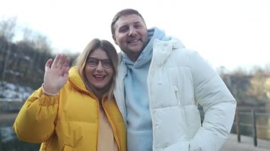 Mutlu beyaz bir çiftin portresi. Selfie çekiyorlar. Açık havada poz verirken kameraya sarılıyorlar ve gülümsüyorlar. Yüksek kaliteli FullHD görüntüler