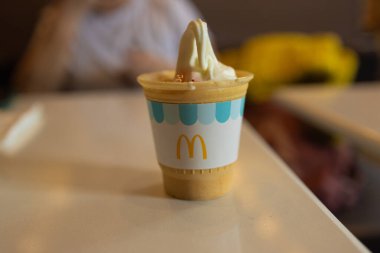 Krakow, Polonya - 26 Mart 2025: McDonalds dondurma külahının yakın plan görüntüsü kremsi dokusunu ve ikonik marka tasarımını sergiliyor. Gıda veya marka için ideal