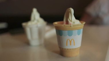 Krakow, Polonya - 26 Mart 2025: McDonalds dondurma külahının yakın plan görüntüsü kremsi dokusunu ve ikonik marka tasarımını sergiliyor. Gıda veya marka için ideal