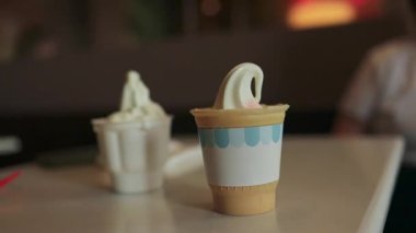 Krakow, Polonya - 26 Mart 2025: McDonalds dondurma külahının yakın plan görüntüsü kremsi dokusunu ve ikonik marka tasarımını sergiliyor. Gıda veya marka için ideal