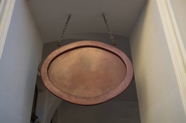 Oval ahşap bir tabela kırsal cazibe ve geleneksel işçilik sergiliyor. Bu dekoratif parça herhangi bir yere klasik bir dokunuş ekler, ev dekorasyonu için mükemmel ya da işletmeler için kişiselleştirilmiş bir eşya olarak