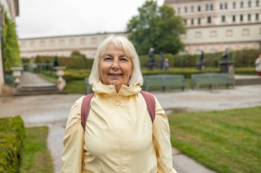 Çek Cumhuriyeti 'nin Prag kentindeki Wallenstein Sarayı' ndaki dekoratif bir parkta birçok heykelle süslenmiş dekoratif bir sokak boyunca gezen kadın turist görülüyor.