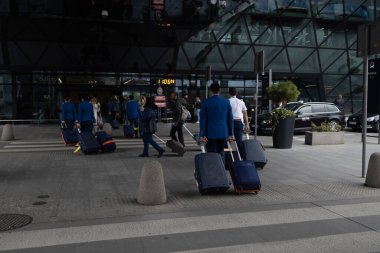 Havaalanında bavul taşıyan turistlerin silueti. Havaalanında bekleyen gezginler