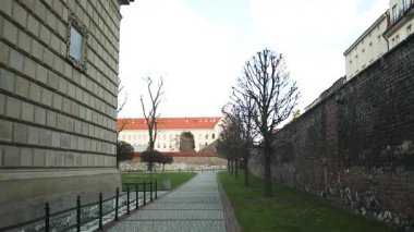 Polonya, Krakow 'daki Wawel Kalesi' nin yanında sakin bir kaldırım taşı yolu. Tarihi duvarlar ve binalarla çevrili bu manzaralı yol ilkbaharın başlarındaki ortaçağ cazibesini yansıtıyor.. 