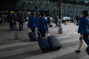 Havaalanında bavul taşıyan turistlerin silueti. Havaalanında bekleyen gezginler