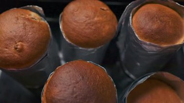 Fırından fırında pişmiş altın sarısı Paskalya ekmeklerinin en üst görüntüsü. Yemek blogları, yemek tarifleri ve mevsimsel içerikler için mükemmel ev yapımı ve tatmin edici bir şenlik çekimi..