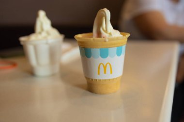 Krakow, Polonya - 26 Mart 2025: McDonalds dondurma külahının yakın plan görüntüsü kremsi dokusunu ve ikonik marka tasarımını sergiliyor. Gıda veya marka için ideal