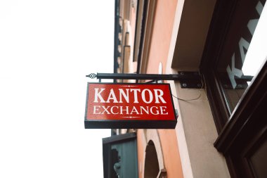 Binanın dışında kırmızı bir 