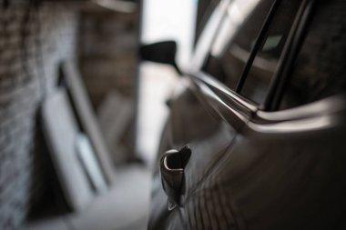 Arabanın sol arka kapısında. Yüksek kalite fotoğraf