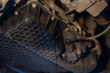 Motor yağı delikten dışarı akıyor. Yüksek kalite fotoğraf
