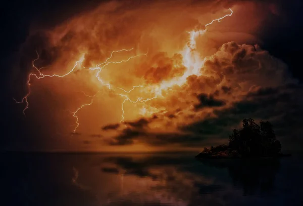 Cena Céu Tempestuoso Com Relâmpago Ilha Isolada — Fotografia de Stock