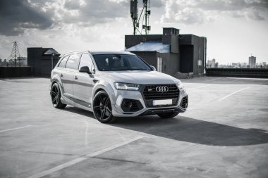 Kyiv, Ukrayna - 15.11.2022: Audi SQ7 ABT