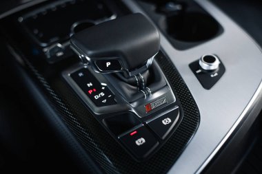 Kyiv, Ukrayna - 15.11.2022: Audi SQ7 ABT